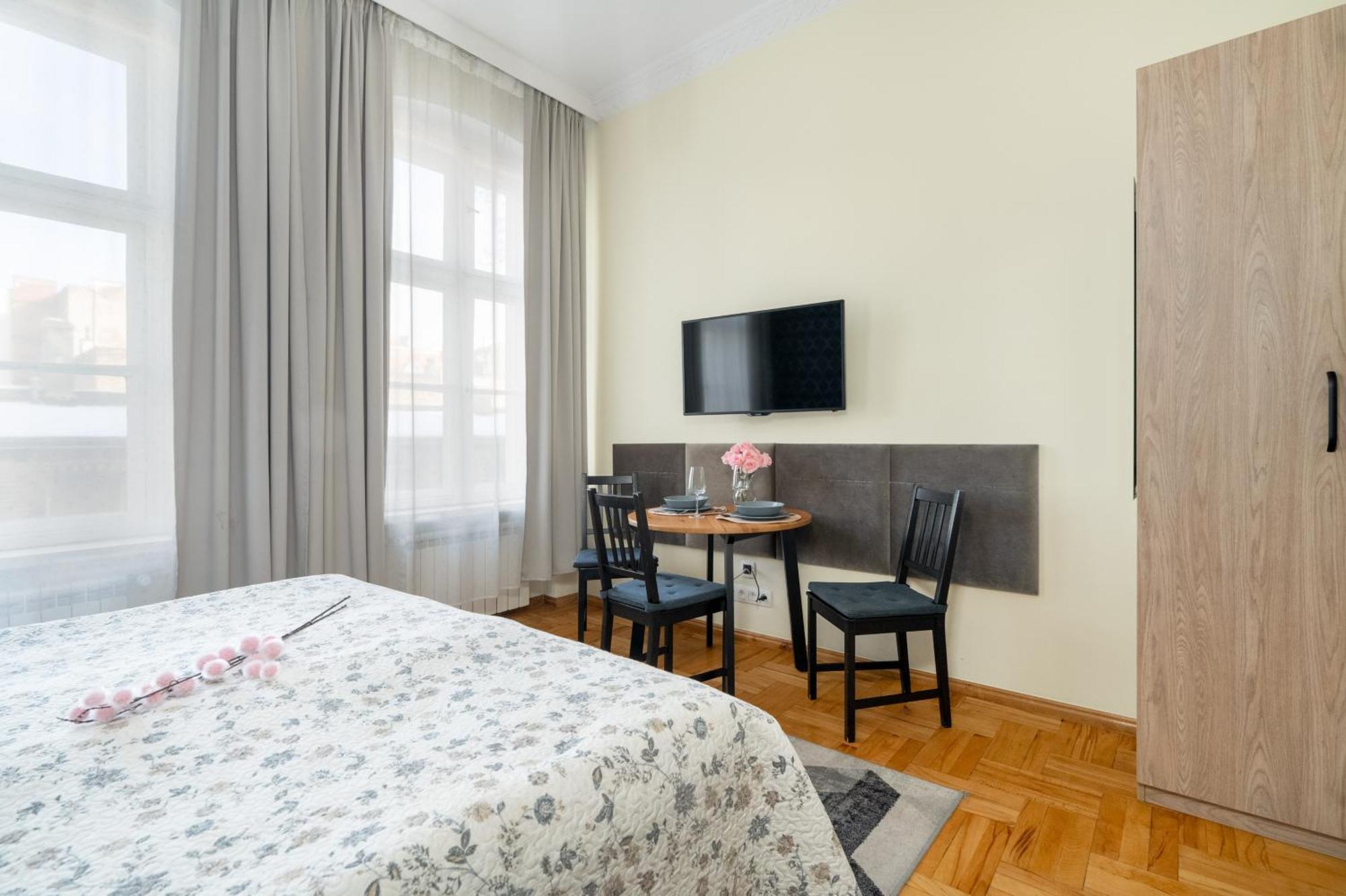 Przytulne Studia Very Berry W Poznaniu Blisko Parku By Noclegi Renters エクステリア 写真